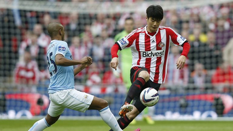 Manchester City's Brazilian midfielder Fernandinho (l) vies with Sunderland's South Korean midfielder Ki Sung-Yung (R) during the League Cup final