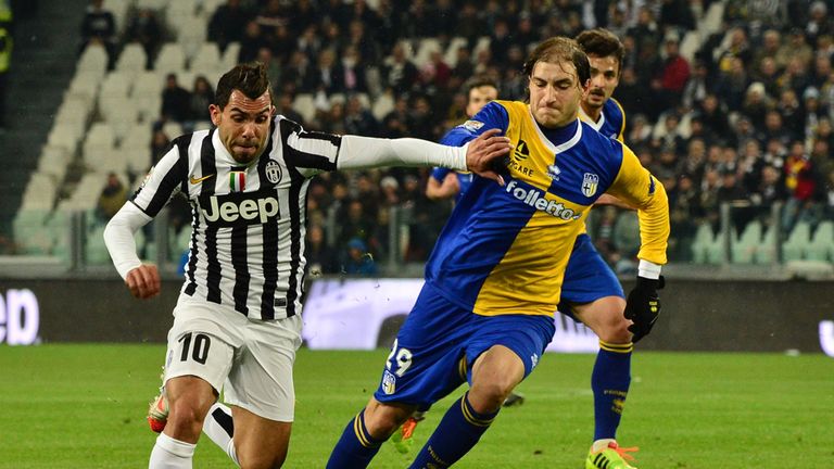 Juventus' Argentinian foward Carlos Tevez (L) fights for the ball with Parma's Argentinian defender Gabriel Paletta