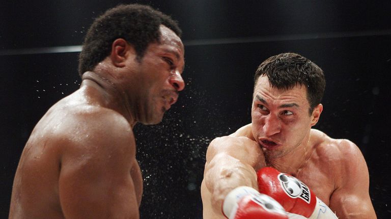 Cologne, GERMANY: Current IBF heavyweight champion Vladimir Klitschko (R) of the Ukraine exchanges punches with his challenger Lamon Brewster of the US