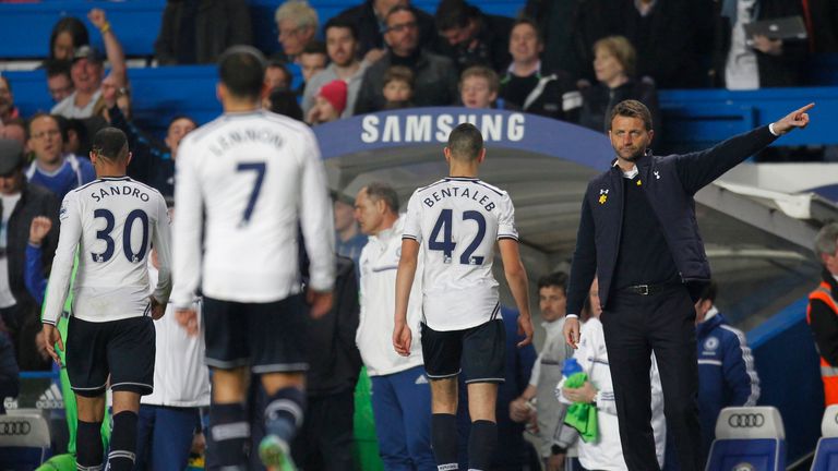 Tottenham Hotspur's English Manager Tim Sherwood (R) gestures during the English Premier League football match between Chelsea and Tottenham Hotspur at Sta