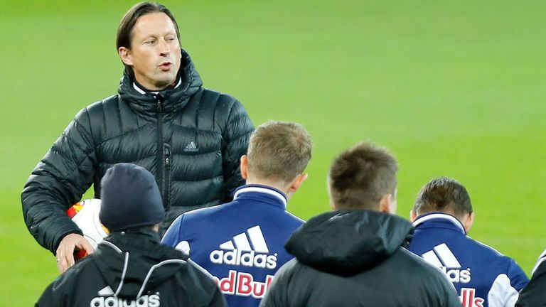Salzburg's head coach Roger Schmidt (C) gives instructions to his players