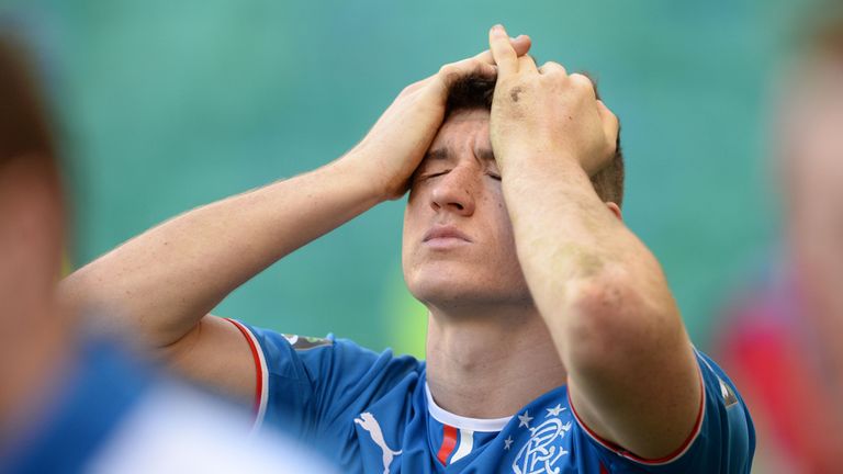 Fanático de los Rangers - y ex jugador - Fraser Aird tuvo su contrato con Cove Rangers rescindido anticipadamente