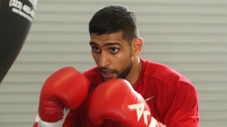 Amir Khan  hits the punching bag at Virgil Hunter's Gym on April 24, 2014