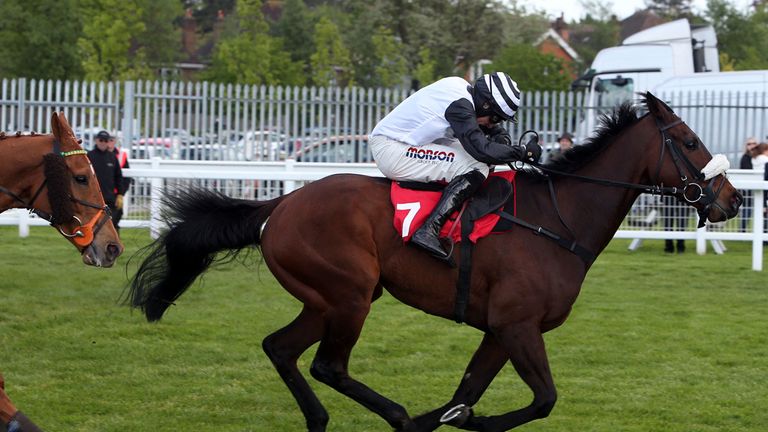 Ballincurrig ridden by Harry Skelton