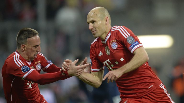 Bayern Munich's French midfielder Franck Ribery (L) celebrates with Bayern Munich's Dutch midfielder Arjen Robben