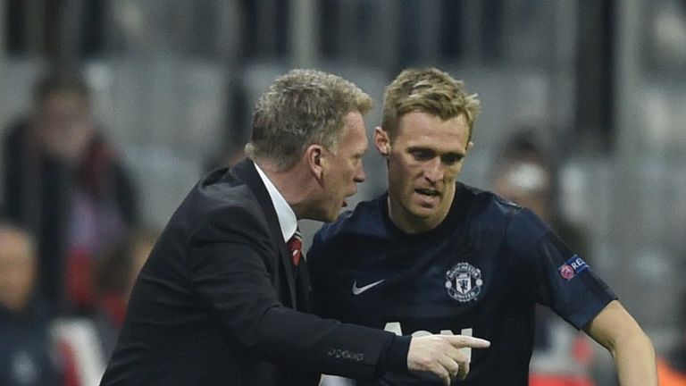 Manchester United's Scottish manager David Moyes speaks with Darren Fletcher during the UEFA Champions League quarter-final