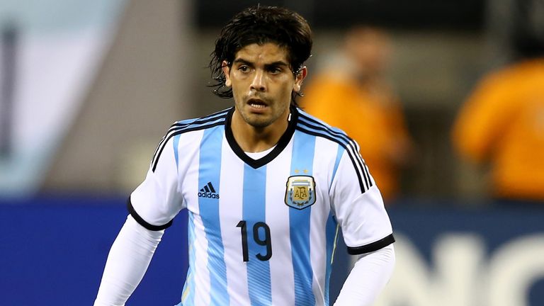 Ever Banega #19 of Argentina takes the ball against Ecuador during a friendly match at MetLife Stadium 