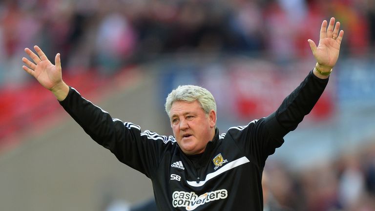 LONDON, ENGLAND - APRIL 13:  Steve Bruce, manager of Hull City celebrates victory after the FA Cup with Budweiser semi-final match between Hull City and Sh