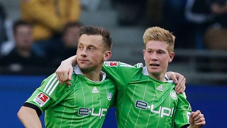 Ivica Olic (C) of Wolfsburg celebrates after scoring their first goal during the Bundesliga match between Hamburger SV and VfL Wolfsburg