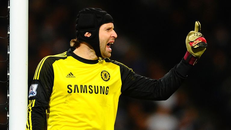 MANCHESTER, ENGLAND - FEBRUARY 03:  Petr Cech of Chelsea gives instructions during the Barclays Premier League match between Manchester City and Chelsea at