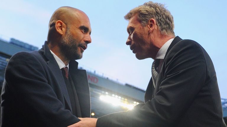 Pep Guardiola head coach of Bayern Muenchen shakes hands with David Moyes manager of Manchester United 
