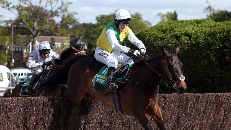 Burton Port ridden by AP McCoy and Hadrian's Approach 