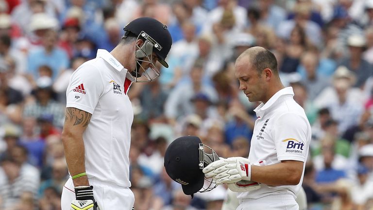 England's Jonathan Trott (R) checks is helmet with Kevin Pietersen during third day of the fifth Ashes Test at The Oval. Aug 23 2013.