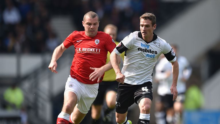 Derby County's Craig Bryson (right) gets away from Barnsley's Stephen Dawson (left) during the Sky Bet Championship match at the iPRO Stadium, Derby.