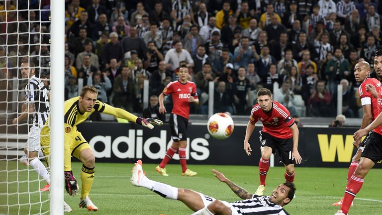 Benfica's Slovenian goalkeeper Jan Oblak (L) and teammates eye the ball as Juventus' Argentinian foward Carlos Tevez (C) tries to score during the UEFA Eur
