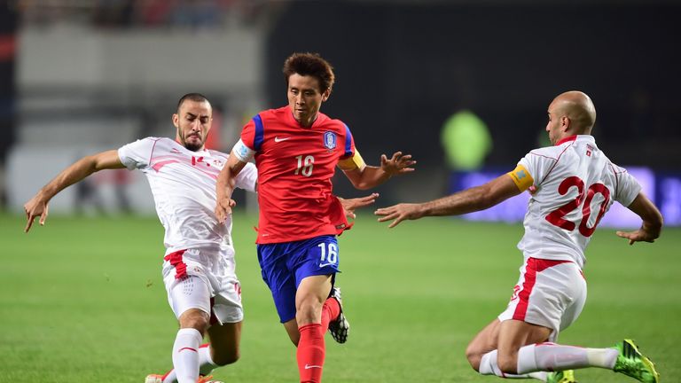 South Korea's forward Koo Ja-Cheol (C) controls the ball against Tunisia during a friendly football match in Seoul on May 28, 2014 ahead of the FIFA World 