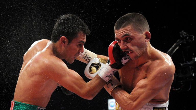 Lee Selby (R) and Romulo Koasicha during their WBC International featherweight title fight.