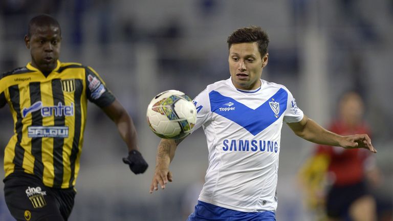 Argentina's Velez Sarsfield's forward Mauro Zarate (R) controls the ball next to Bolivia's The Strongest's defender Jefferson Lopes during the Copa Liberta