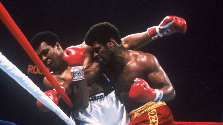 Muhammad Ali (L) and US Leon Spinks (R) fight on September 15, 1978