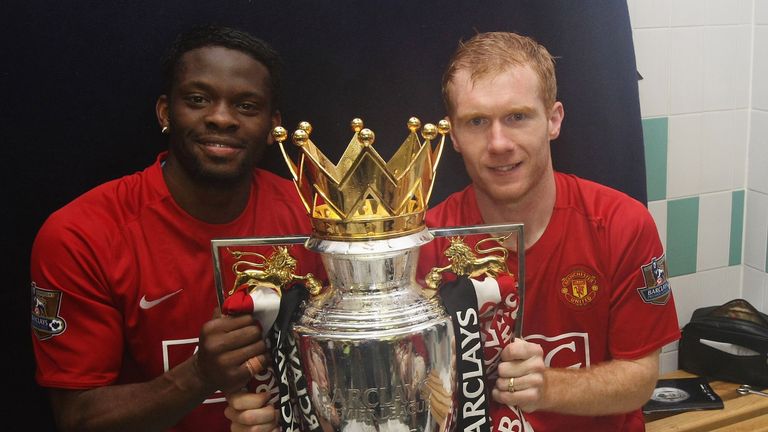 Louis Saha and Paul Scholes of Manchester United celebrate with the Premier League trophy in 2008