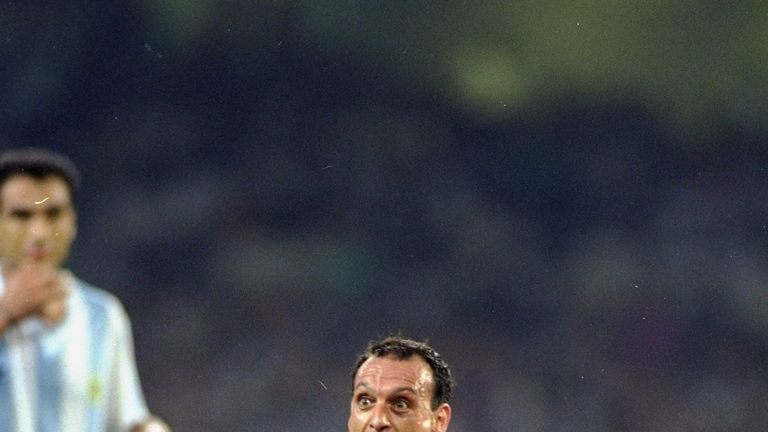 L'italiano Salvatore Skilaci celebra durante la semifinale della Coppa del Mondo contro l'Argentina allo Stadio San Paolo di Napoli, Italia.  Argentina