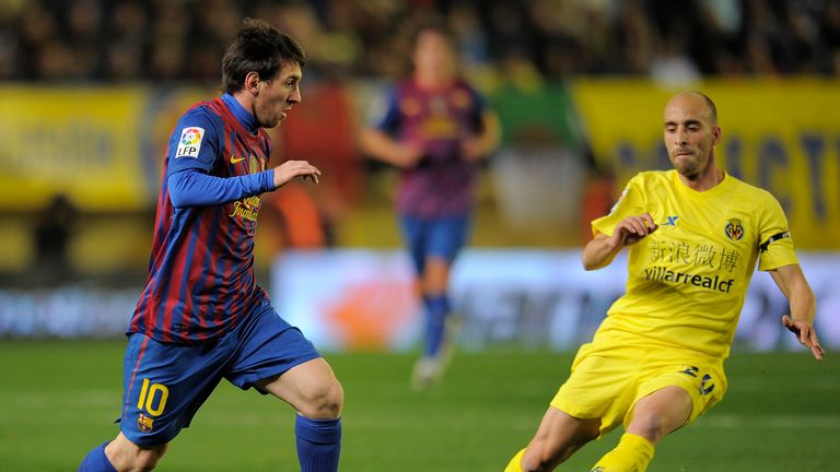 Barcelona's Argentinian forward Lionel Messi vies with Villarreal's midfielder Borja Valero