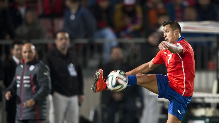 Chilean footballer Alexis Sanchez controls the ball during a friendly football match against Egypt in Santiago, May 30, 2014, ahead of the FIFA World Cup B