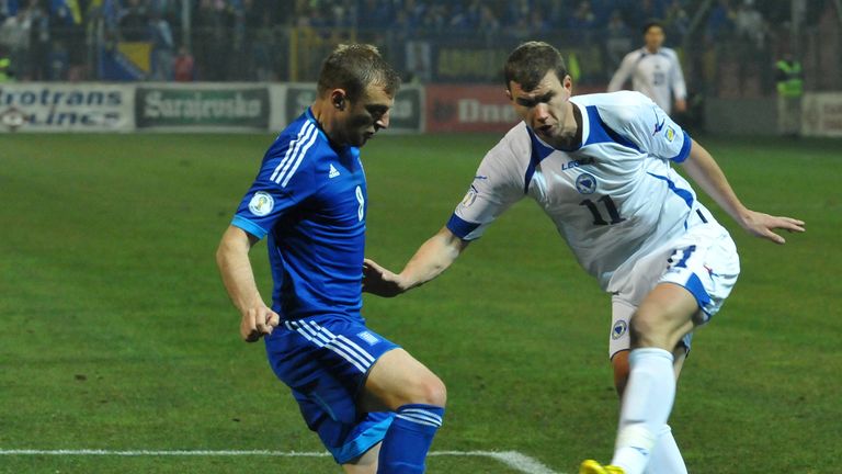 Bosnia-Herzegovina's Edin Dzeko (R) vies with Greece Avraam Papadopolous (C) during a World Cup 2014 qualifying football on March 22, 2013 in Zenica. AFP P