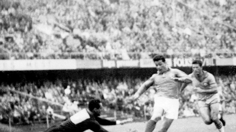 French forward Just Fontaine dribbles past Brazilian goalkeeper Gilmar during the World Cup semifinal match between Brazil and France 24 June 1958 