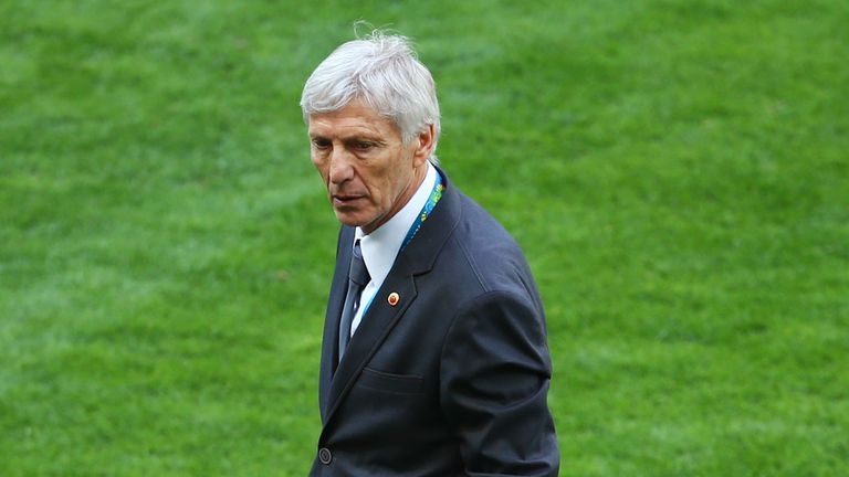 BELO HORIZONTE, BRAZIL - JUNE 14: Head coach Jose Pekerman of Colombia looks on during the 2014 FIFA World Cup Brazil Group C match between Colombia and Gr