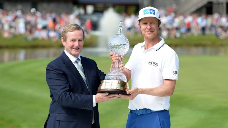 Mikko Ilonen is presented with the trophy by the Taoiseach of Ireland Enda Kenny