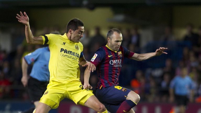 Villarreal's midfielder Bruno Soriano Llido (L) vies with Barcelona's midfielder Andres Iniesta during the Spanish league football match Villarreal CF vs B