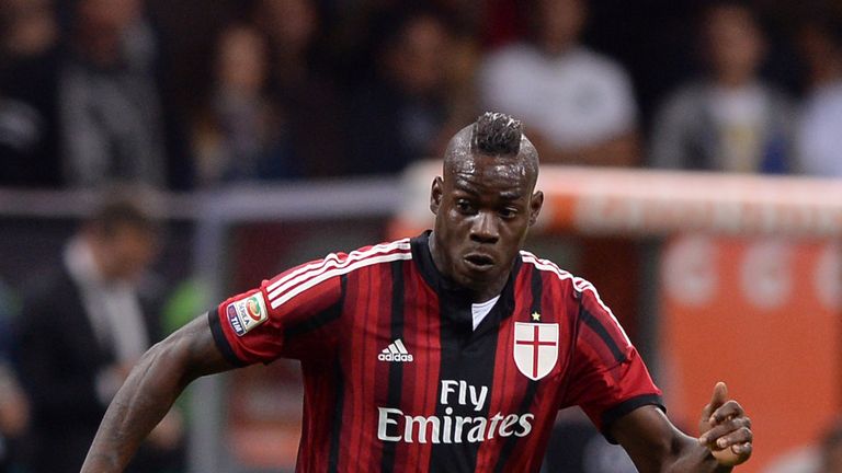 Mario Balotelli of AC Milan in action during the Serie A match between AC Milan and US Sassuolo Calcio at San Siro Stadium on May 1