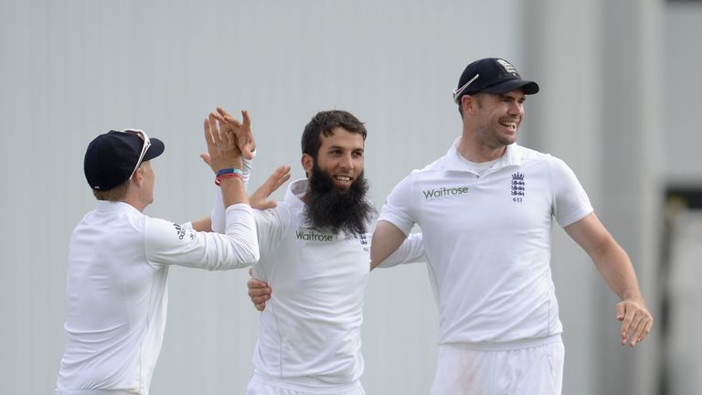 Moeen Ali of England celebrates with Joe Root and James Anderson after dismissing Lahiru Thirimanne