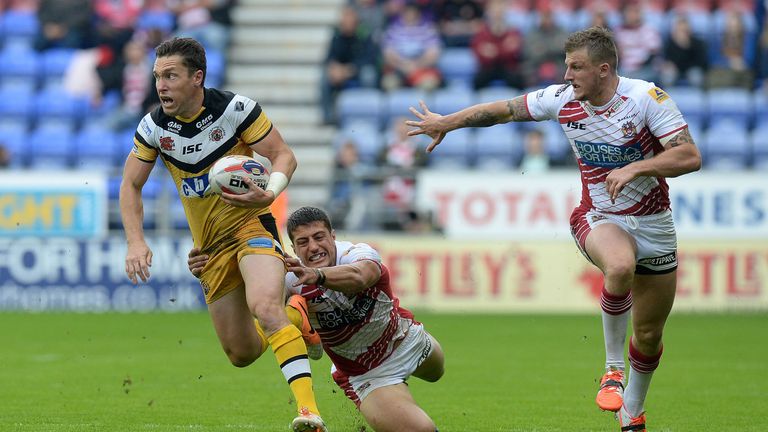 Castleford Tigers Luke Dorn skips away from Wigan Warriors Anthony Gelling (centre) and Wigan Warriors Dom Manfredi (right), during the Tetley's Challenge 