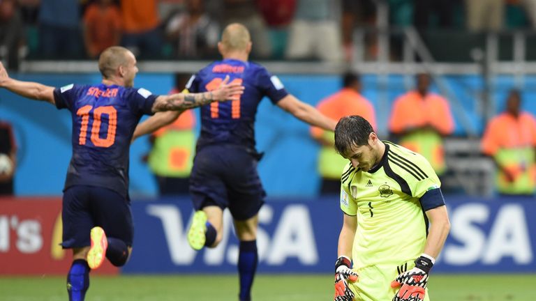 Spain's goalkeeper Iker Casillas (R) reacts after Netherlands' forward Arjen Robben (back C) and Netherlands' midfielder Wesley Sneijder (L) celebrate
