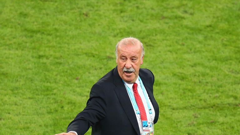 RIO DE JANEIRO, BRAZIL - JUNE 18:  Head coach Vicente del Bosque of Spain gestures during the 2014 FIFA World Cup Brazil Group B match between Spain and Ch