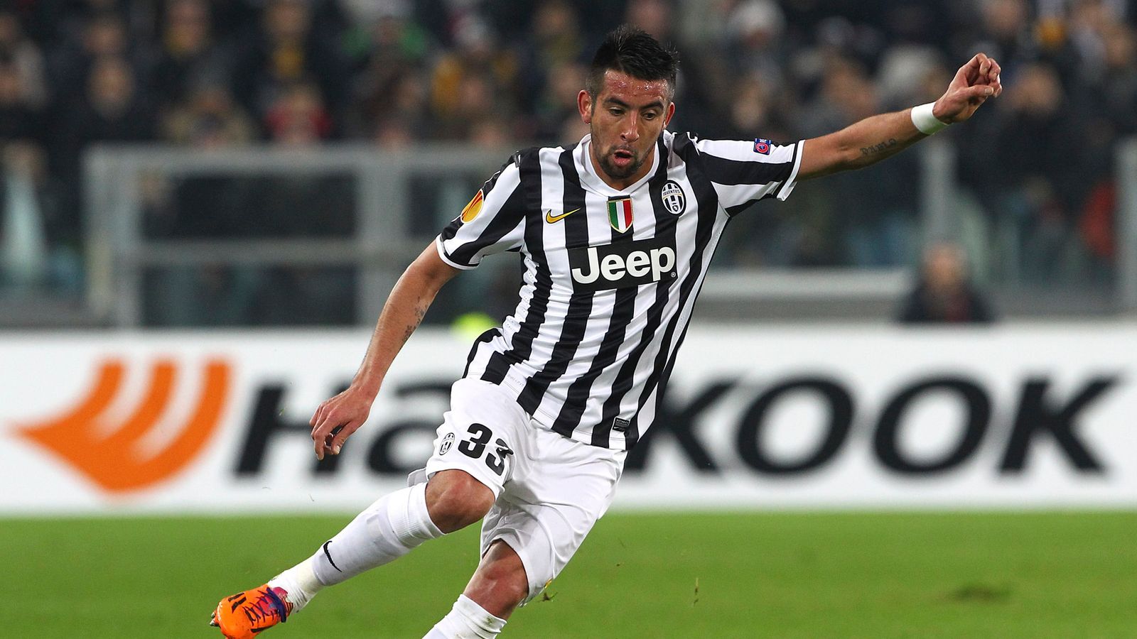 Transfer news: QPR sign Mauricio Isla on season-long loan from Juventus |  Football News | Sky Sports