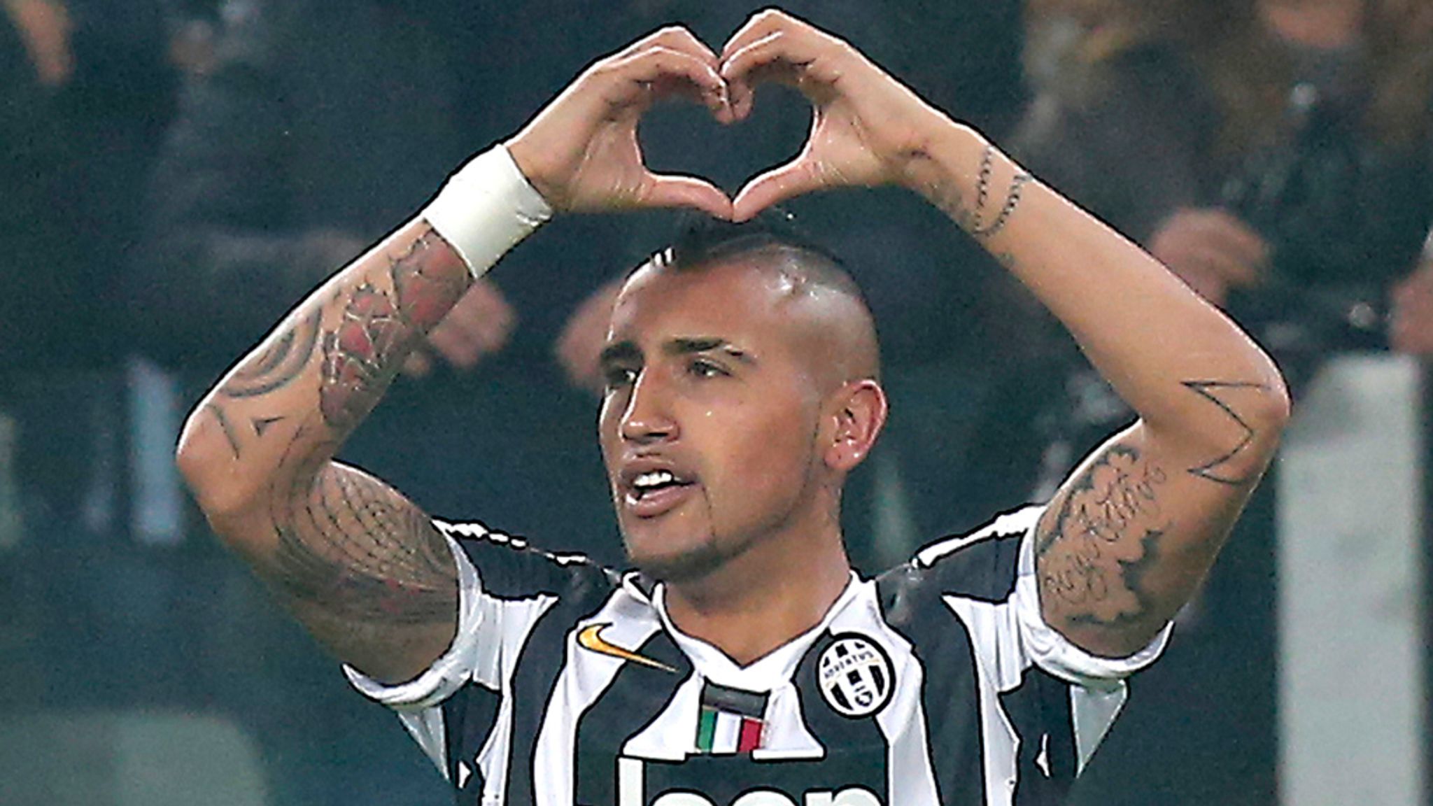 Arturo Vidal s'attire les foudres des fans de l'Inter avec un baiser sur le  logo de la Juventus - Eurosport