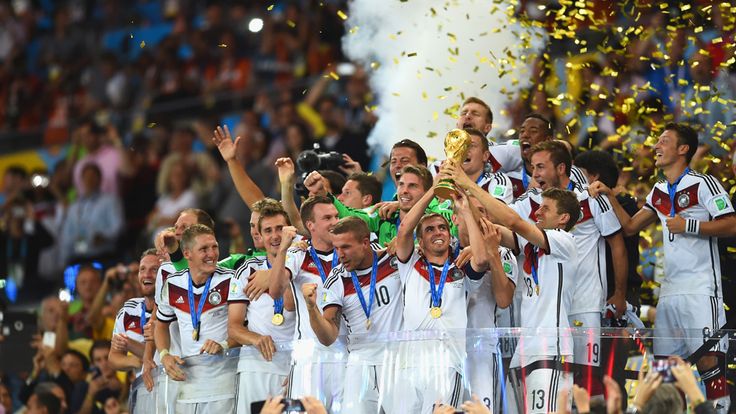 RIO DE JANEIRO, BRAZIL - JULY 13:  Philipp Lahm of Germany lifts the World Cup trophy with teammates after defeating Argentina 1-0 in extra time during the