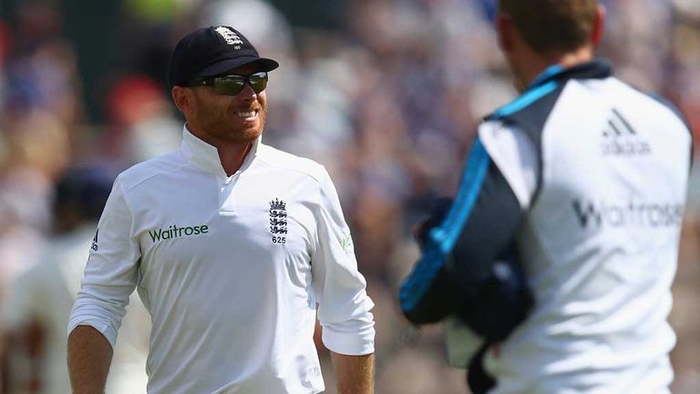 Ian Bell: England batsman leaves the field after injuring his thumb