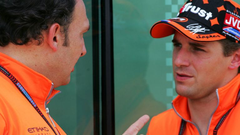 Colin Kolles with Christijan Albers at Spyker in 2007