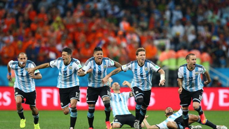 SAO PAULO, BRAZIL - JULY 09:  Lionel Messi, Pablo Zabaleta, Martin Demichelis, Marcos Rojo, Lucas Biglia, Javier Mascherano, Rodrigo Palacio and Ezequiel G