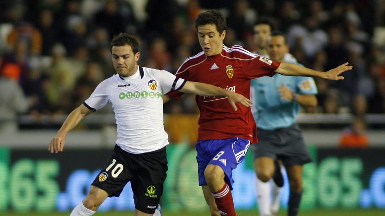 Valencia's midfielder Juan Mata fights for the ball with  Zaragoza's midfielder Ander Herrera during their Spanish league football match at Mestalla 