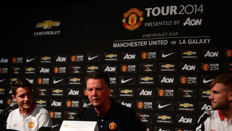 Manchester United's new coach Louis Van Gaal (C) was introduced with two new signings, Ander Herrera (L) and Luke Shaw (R) during a press conference ahead 