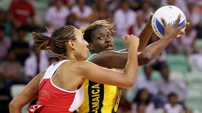 DELHI 2010: Romelda Aiken of Jamaica and Geva Mentor of England compete for the ball in the Bronze medal match