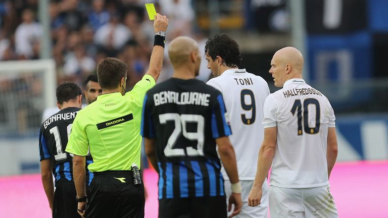 BERGAMO, ITALY - AUGUST 31:  The referee Nicola Rizzoli shows the yellow card to Emil Halfredsson of Verona during the Serie A match between Atalanta BC an
