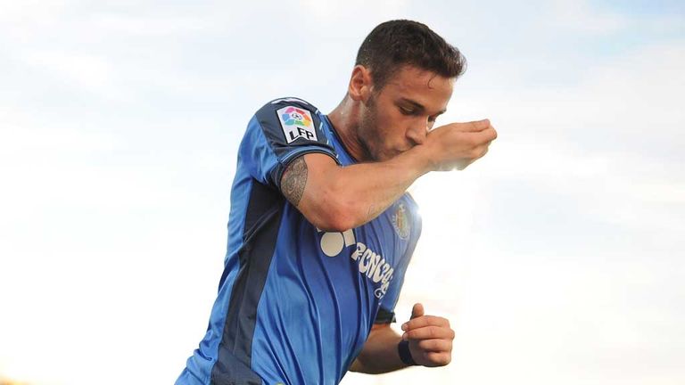 GETAFE, SPAIN - AUGUST 29:  Alvaro Vazquez of Getafe CF celebrates after scoring his team's opening goal during the La Liga match between Getafe CF and UD 