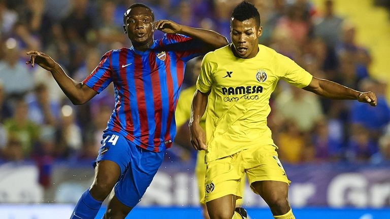 VALENCIA, SPAIN - AUGUST 24: Simao Mate (L) of Levante UD competes for the ball againist Ikechukwu Uche of Villarreal CF during the la Liga match between L