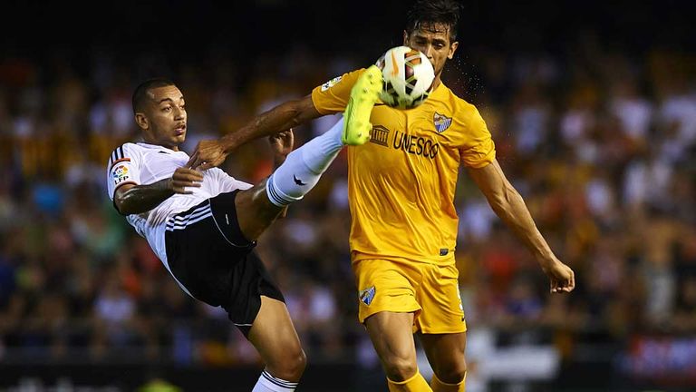 VALENCIA, SPAIN - AUGUST 29:  Ruben Vezo (L) of Valencia competes for the ball with Roque Santa Cruz of Malaga during the La Liga match between Valencia CF